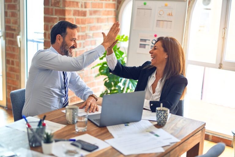 Ejecutivos hombre y mujer en oficina (Krakenimages Unsplash)