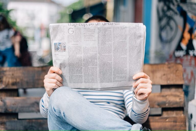 Leyendo el periódico (Roman Kraft Unsplash)