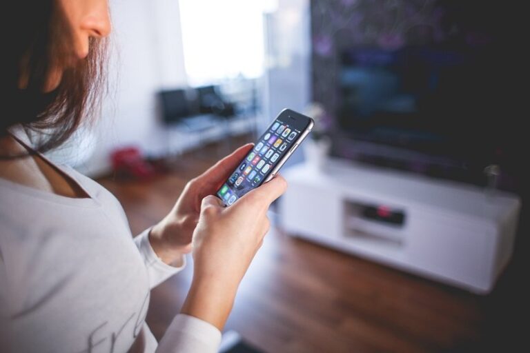 Mujer con teléfono celular móvil