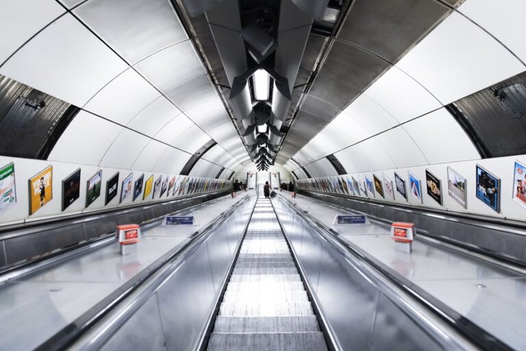 Publicidad en el metro (Mona Eendra Unsplash)